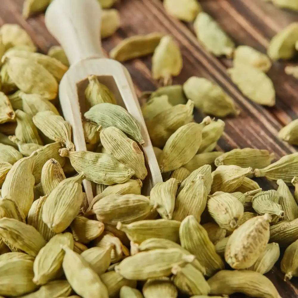 cardamom_on_a_spoon