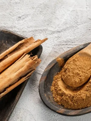 cinnamon_powder_with_sticks