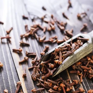 cloves_on_spoon